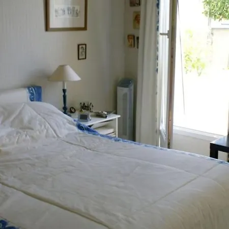 Le Clos Des Carmes לינה וארוחת בוקר